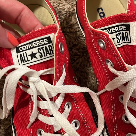 Red converse - Picture 2 of 5